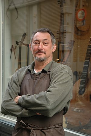 Guitare à archet de Philippe Berne luthier 